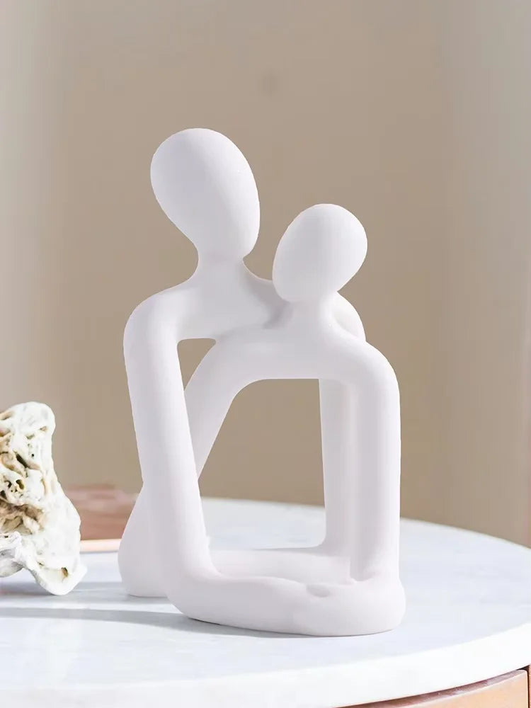 Escultura pareja abrazada porta celular