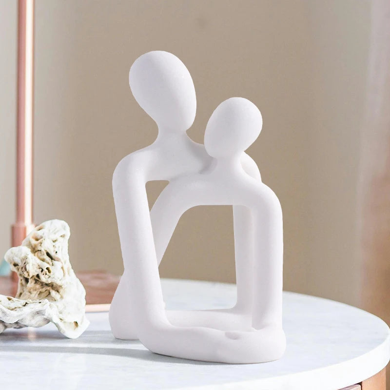 Escultura pareja abrazada porta celular