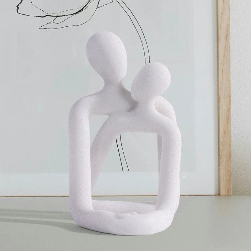 Escultura pareja abrazada porta celular