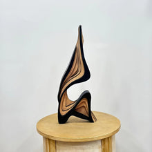 Escultura abstracta de madera minimalista