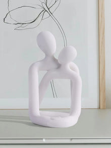 Escultura pareja abrazada porta celular