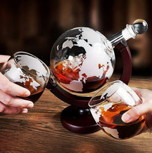 Decanter globo para whisky con base de madera