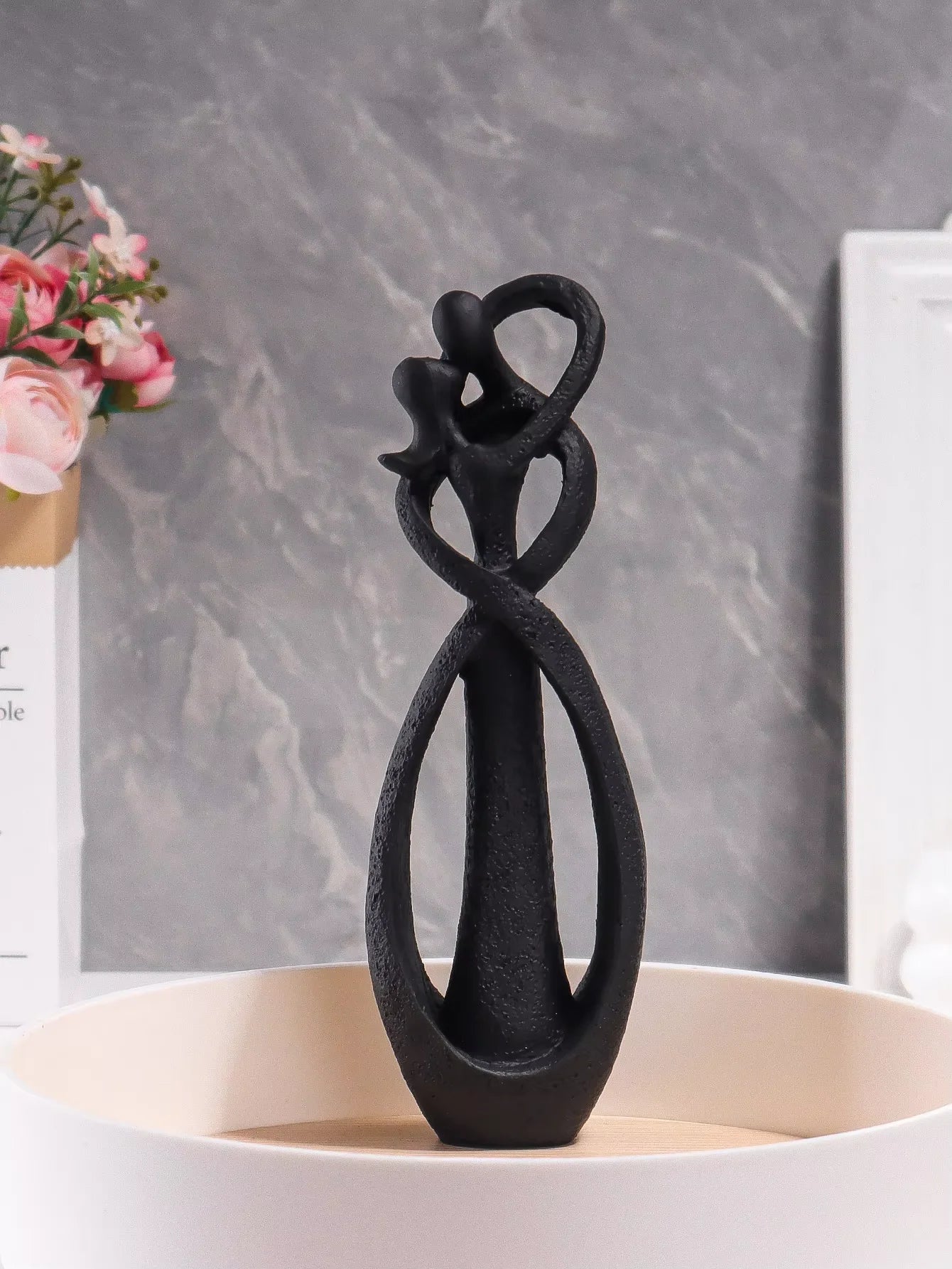 Escultura pareja abrazada estilo nórdico