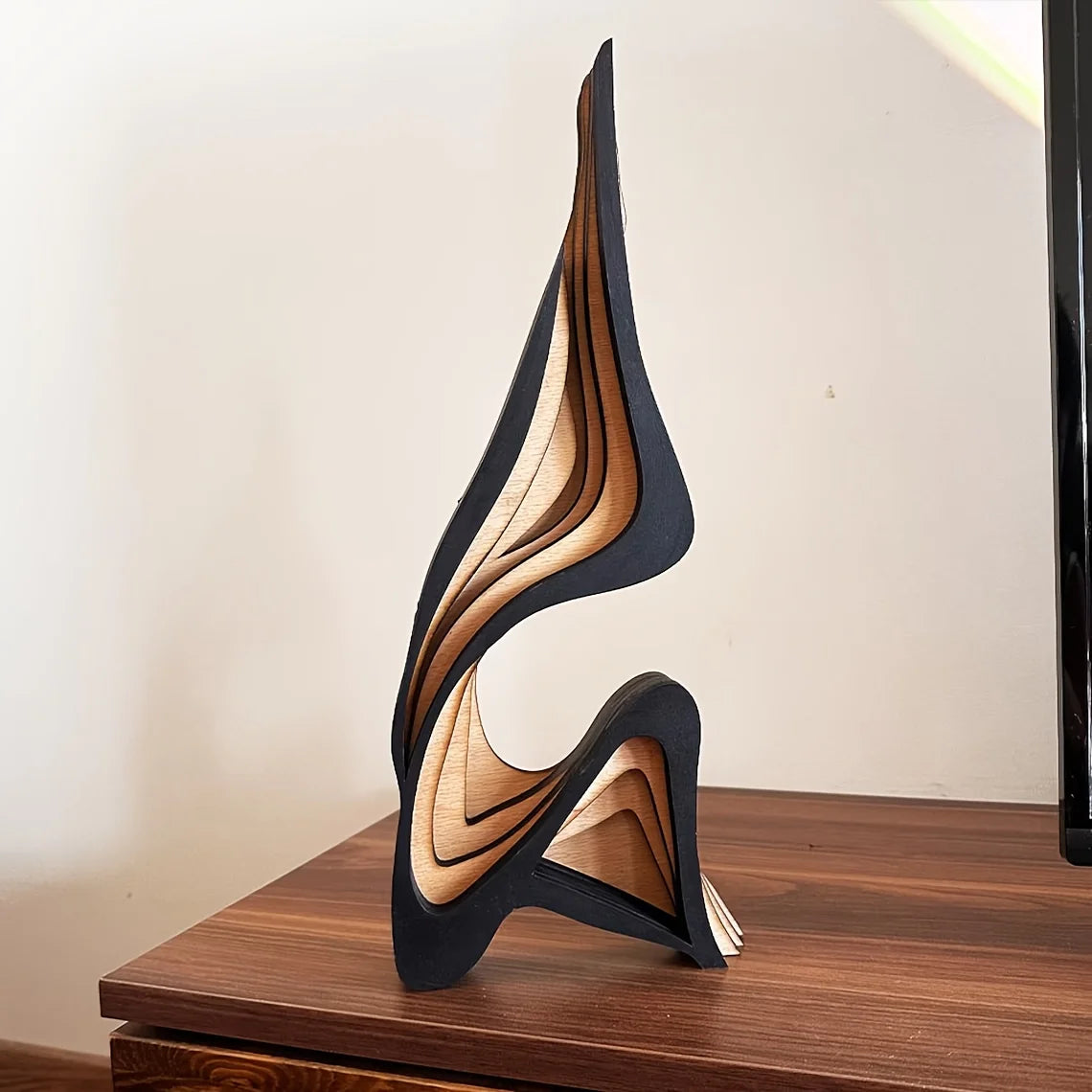 Escultura abstracta de madera minimalista