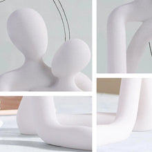Escultura pareja abrazada porta celular