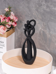 Escultura pareja abrazada estilo nórdico
