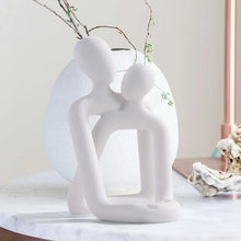 Escultura pareja abrazada porta celular