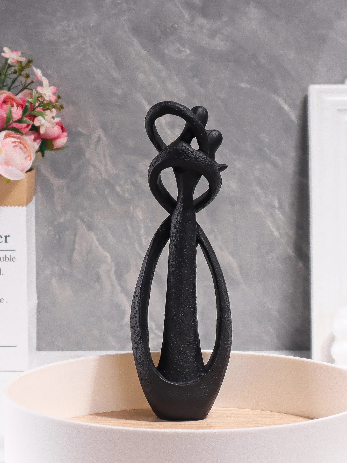 Escultura pareja abrazada estilo nórdico